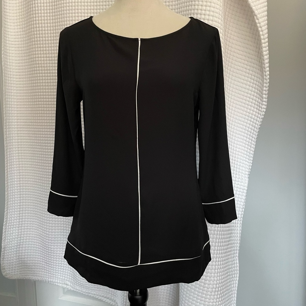ANN TAYLOR Black shirt with white trim. Size S.